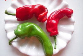 荷叶蒸鸡,<a style='color:red;display:inline-block;' href='/shicai/ 86663'>红辣椒</a>洗净备用;