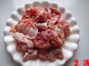 荷叶蒸鸡,三黄鸡选鸡腿和鸡胸部位,剁小块备用;