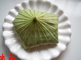 荷叶蒸鸡,将荷叶包裹起来后,反盖在蒸笼里;