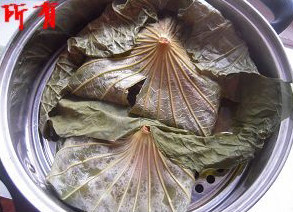 荷叶蒸鸡,关火,虚蒸5分钟后,即可食用。