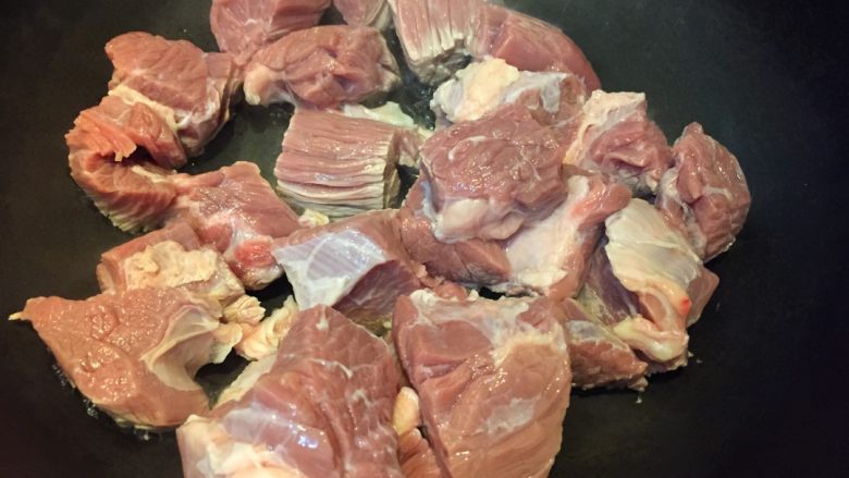 牛肉炖土豆,如图干锅下入牛肉炒出部分水份