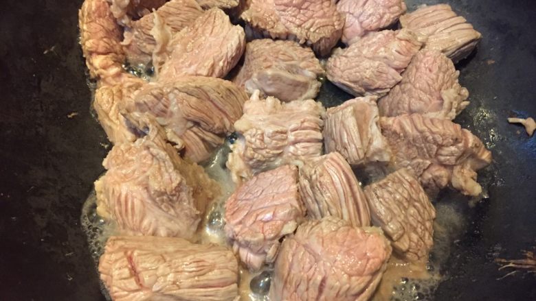 牛肉炖土豆,如图炒出的水分用厨房纸巾吸干