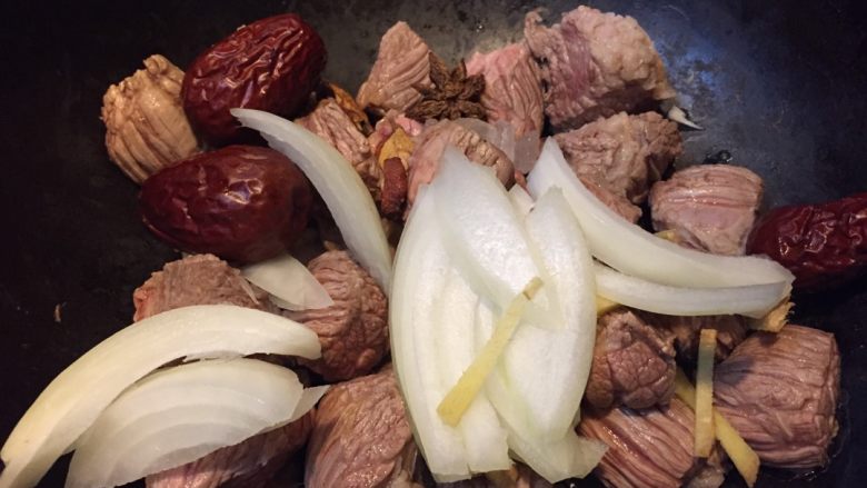 牛肉炖土豆,如图加入洋葱,大枣,姜丝,八角,山楂,冰糖(选用小块的为佳,大块的可以提前敲碎)