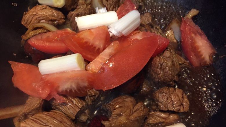 牛肉炖土豆,如图加入葱段和西红柿