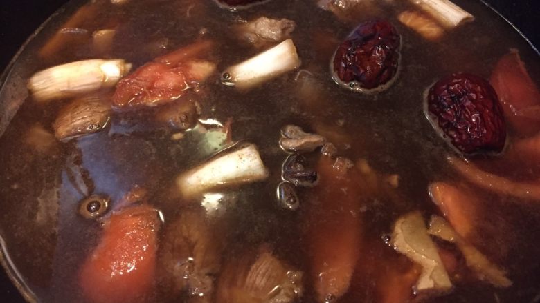牛肉炖土豆,如图加入没过牛肉的水再多加一大碗,大火烧开,转小火炖煮两个半小时