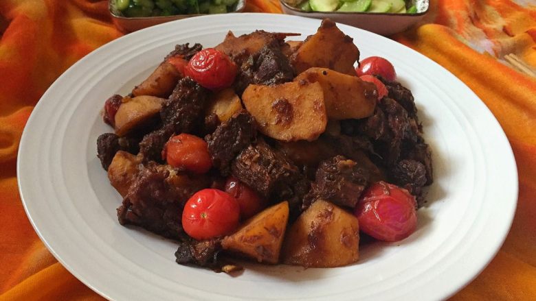 牛肉炖土豆,如图美味的牛肉炖土豆就完成了,我个人喜欢吃收干汤汁的,大家可以根据个人口味选择。
