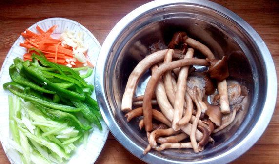 煸炒茶树菇,准备食材：将<a style='color:red;display:inline-block;' href='/shicai/ 266'>茶树菇</a>用水焯一下