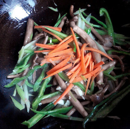 煸炒茶树菇,放入<a style='color:red;display:inline-block;' href='/shicai/ 25'>胡萝卜</a>丝翻炒几下