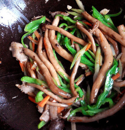 煸炒茶树菇,翻炒均匀即可