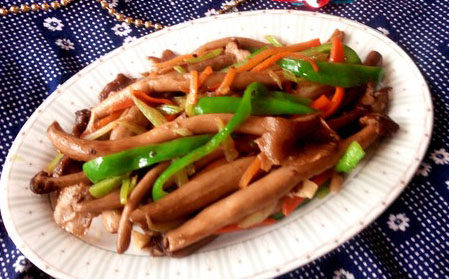 煸炒茶树菇,翻炒均匀即可