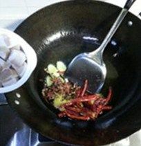 酱焖五花肉冬笋,锅中放入2汤勺的油，放入<a style='color:red;display:inline-block;' href='/shicai/ 2800'>生姜</a>片、<a style='color:red;display:inline-block;' href='/shicai/ 134659'>花椒粒</a>、<a style='color:red;display:inline-block;' href='/shicai/ 86464'>干红辣椒</a>、<a style='color:red;display:inline-block;' href='/shicai/ 695'>八角</a>一起爆香。
放进准备好的五花肉块烧制到八成熟备用。