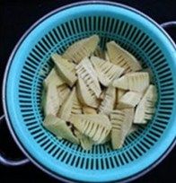 酱焖五花肉冬笋,焯水后的冬笋既可高温分解大部分草酸减少弊端,又能使菜肴无涩感,味道更鲜美。
焯好水的冬笋沥干水分备用。