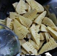 酱焖五花肉冬笋,锅中置新油大火烧至7成热,爆香生姜片;倒入冬笋块煸炒至表面微焦。