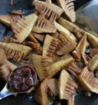 酱焖五花肉冬笋,加进豆瓣酱盖上盖子,开大火烧开后,改小火焖十分钟左右至入味。