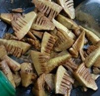 酱焖五花肉冬笋,加进适量红绿辣椒丁。开大火把锅内的汤汁收浓稠。 待汤汁收浓时加适量胡椒粉即可。