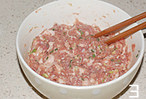 门钉肉饼,拌匀