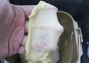 淡奶油枣泥吐司 ,把面粉打成完全扩展状态,能抻出很薄的薄膜。
