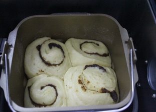 淡奶油枣泥吐司 ,放入面包桶,再次启动发酵功能,发酵至面包桶8分满。