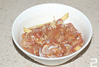 秋季焖饭,<a style='color:red;display:inline-block;' href='/shicai/ 92'>鸡腿</a>去骨洗净沥干切成小丁,加姜片和所有调料抓匀腌制15分钟以上