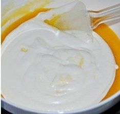 芒果流心慕斯,倒入芒果泥里面用刮刀拌匀,搅拌手法:和炒菜一样不要画圆就行