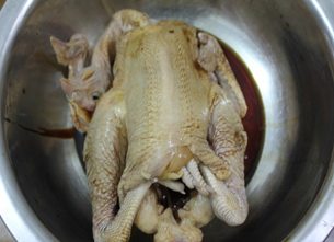 酱香鸡,用调好的汁,里里外外把鸡涂抹一遍,腌制半个小时。