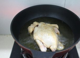 酱香鸡,锅内倒入油,烧至5成热的时候,放入腌好的鸡炸制。