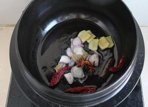 酱香鸡,锅内倒少许油,放入香料炒香。