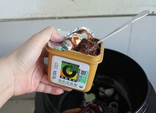 酱香鸡,放入豆瓣酱小火炒片刻,炒出酱香味道。