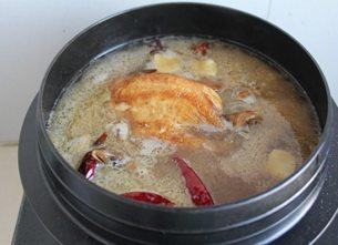酱香鸡,放入炸好的鸡,大火烧开,中火焖1个小时左右,直至骨酥肉烂,即可捞出享用啦!