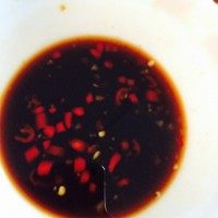 啤酒桑拿虾,在蒸的时候把小米辣和蒜切碎,我用的自制的蒜水,蒜味很浓但嘴里没有,方法在另一个菜谱里。然后加醋和酱油