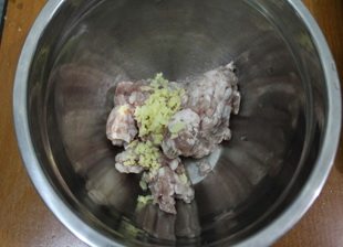 梅干菜包子,猪肉搅成馅,放<a style='color:red;display:inline-block;' href='/shicai/ 37'>姜</a>末。