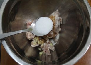 梅干菜包子,加少许盐,糖调味。