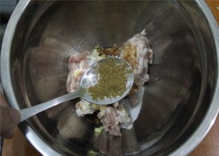 梅干菜包子,加五香粉调味。