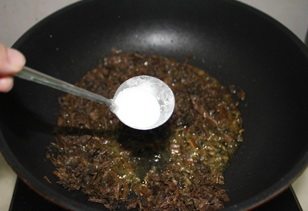 梅干菜包子,锅内倒油,烧热后放入梅干菜翻炒,加少许糖,炒出香味。