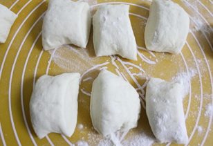 梅干菜包子,发好的面分成小份。