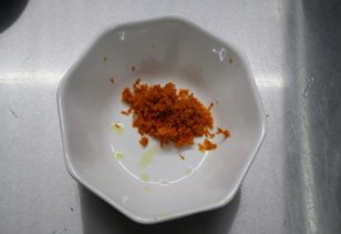 西西里橙子蛋糕,橙子皮清洗干净,用刨刀刨下最外层的橙子皮,尽量不要白色的部分,会苦。