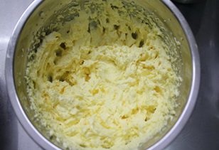 西西里橙子蛋糕,一点一点加入黄油里,边打边用打蛋器搅打,直至鸡蛋全部被黄油吸收,黄油成蓬松的羽毛状态。