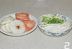 蔬果炖鲫鱼,蕃茄和<a style='color:red;display:inline-block;' href='/shicai/ 594'>梨</a>去皮切片，<a style='color:red;display:inline-block;' href='/shicai/ 2823'>海鲜菇</a>撕成小条和切段的<a style='color:red;display:inline-block;' href='/shicai/ 122'>芦笋</a>一起焯水备用