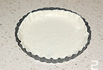 简易版黄桃派,派盘内侧刷上一层薄薄的油,把回软的<a style='color:red;display:inline-block;' href='/shicai/ 15533'>飞饼皮</a>摆到盘里并按平