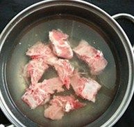 干锅蒜香排骨,新鲜的排骨洗净.热锅凉油放焯过水进沥干水分的排骨,撒入少量的生姜末和辣椒末。