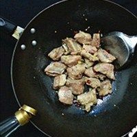 干锅蒜香排骨,一边翻炒,一边往锅中加入老抽上色。放入适量的醋使排骨中的钙、磷、铁等矿物质溶解出来,不但能够增加鲜味,还能提鲜增营养,有利人体吸收。