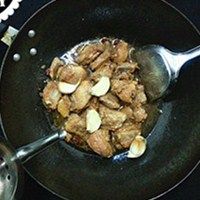 干锅蒜香排骨,一次不要放多了水;要沿着锅边加入少量的水稍加焖烧即可。