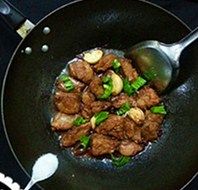 干锅蒜香排骨,切好的青椒块放进小排里。炒到青椒块变软。青椒是随大蒜后放入的,一定要烧至青椒断生。再加入盐用小火烧至汤汁浓厚。
