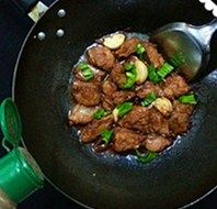 干锅蒜香排骨,排骨已成了黄色,色泽鲜艳,让人看着都垂涎欲滴。出锅时,锅中的汤逐渐减少,待汤汁粘稠,完全可以包裹在排骨上即可,散点胡椒粉,这样一盘香喷喷的干锅蒜香排骨就做好了。