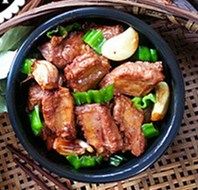 干锅蒜香排骨,非常细腻而且香纯可口,嚼起来回味无穷呢!