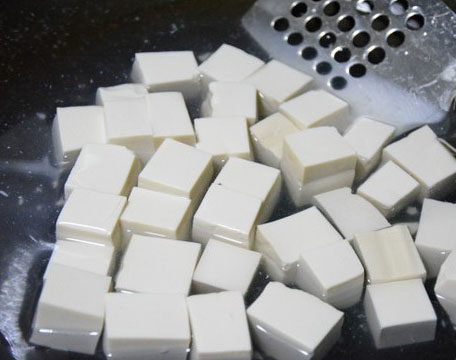 懒人蟹黄豆腐,豆腐焯一下水,去除豆腥味