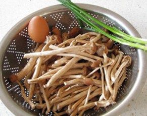 椒盐茶树菇,新鲜茶树菇洗干净,比较粗壮的撕对半,葱切成花待用。