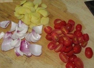 西红柿烩土豆洋葱,西红柿洋葱土豆洗干净，土豆去皮切片，西红柿对半切，洋葱切片待用。