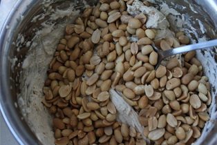 花生牛轧糖,把花生放入使劲揉匀。