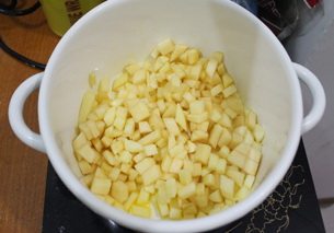 平平安安肉桂苹果派,黄油融化后,放入苹果丁。